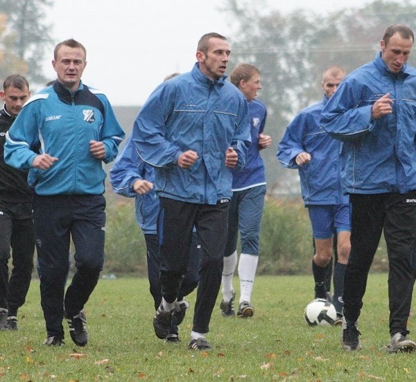 Podczas wczorajszego treningu zawodnicy MKS-u: (od lewej) Tomasz Jagieniak, Marcin Adamczyk, Tomasz Kazimierowicz i Waldemar Sobota jeszcze wspominali zwycięski mecz z Widzewem. Głównym tematem rozmów był jednak najbliższy rywal.