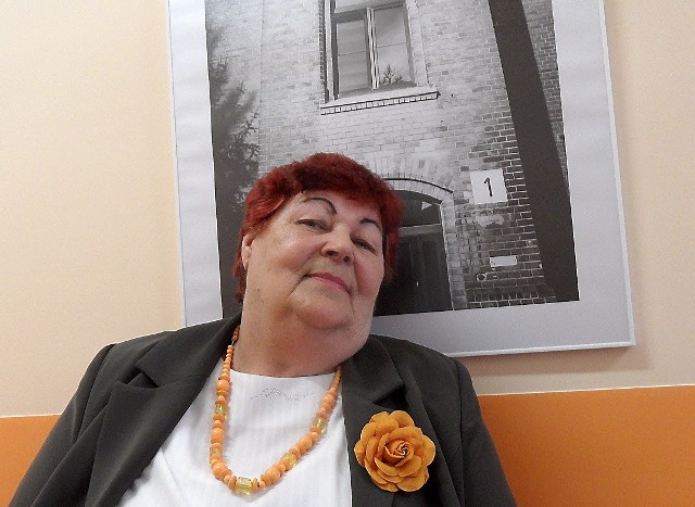 Pani Daniela Olszewska, mieszkanka Świętego koło Łasina,  w oczekiwaniu na wizytę u kardiologa oglądała fotografie czarno-białe