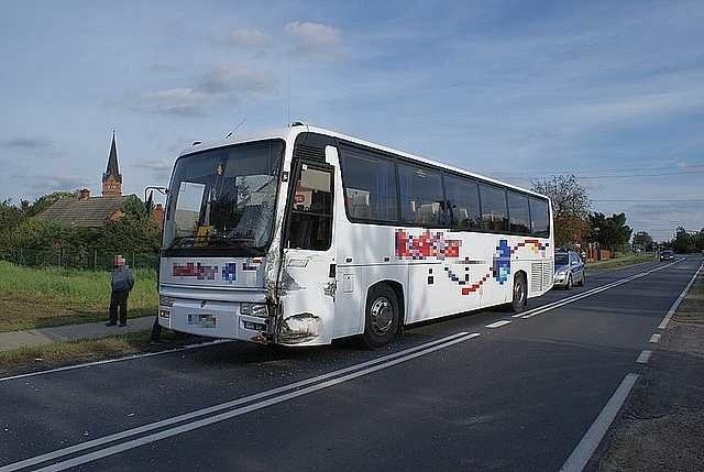 Autobus potrącony przez TIR w Zaleszanach.