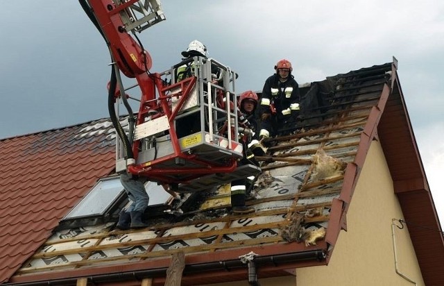 Buscy strażacy w gaszeniu pożaru w Młynach użyli też hydraulicznego podnośnika.