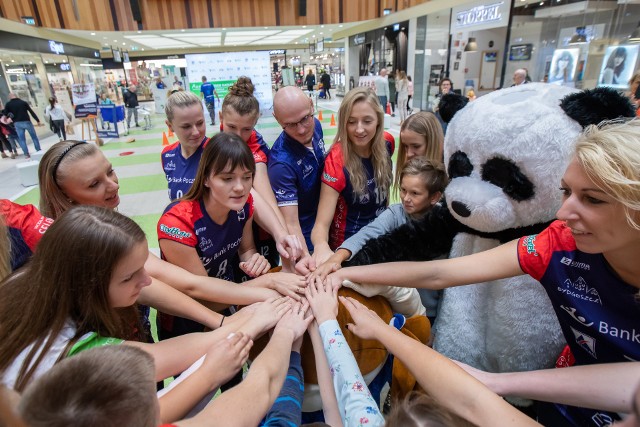 Siatkarki Banku Pocztowego Pałac Bydgoszcz na spotkaniu z kibicami w Zielonych Arkadach. Do maskotki Bydgosi dołączyła Panda.