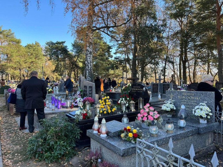 Wszystkich Świętych 2021 na cmentarzu w kieleckim Białogonie. Dużo ludzi, spory ruch aut [ZDJĘCIA]