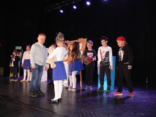 Na scenie przedstawiciele Szkoły Podstawowej nr 2 w Sandomierzu.