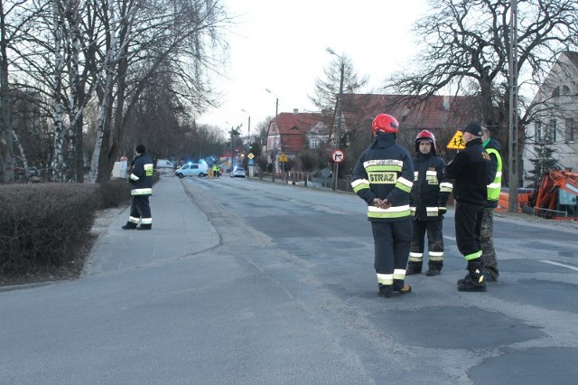 Do ewakuacji bloku na osiedlu Łużyckim w Świebodzinie doszło około godziny 17.00. Powodem miała być awaria gazociągu i rurociągu. Z uwagi na to, że stężenie gazu było znaczne, dla bezpieczeństwa, zdecydowano się na ewakuację około 60 osób.Informacje potwierdza nam na miejscu komendant świebodzińskiej straży pożarnej Janusz Drozda. - W chwili obecnej zatrzymano gaz w magistrali gazowej. Służby wodociągowe zatrzymały natomiast dopływ wody. Nie znamy jeszcze przyczyn, z jakich wydobywały się  gaz i woda z uszkodzonej instalacji. Ewakuowaliśmy mieszkańców z bloku. Sprawdzamy czy istnieje jakieś zagrożenie w budynku. Jeśli nie, to pozwolimy mieszkańcom wrócić do mieszkań - wyjaśnia J. Drozda. Mieszkańcy mówią nam, że w swoich mieszkaniach czuli gaz. - Wyjrzałam przez balkon i zauważyłam fontannę wody, wybijającą do góry. Gaz ulatniał się w mieszkaniach, niesamowicie. Policja weszła do mieszkań i poinformowała o ewakuacji. Powiedzieli, że na 30 minut, ale ja nie wierzę, bo już minęło 30 minut - komentowała na gorąco Mirosława Bartoszewicz. - Przyszła policja, która poprosiła o opuszczenie bloku. Nie wiedziałyśmy co się stało, dopiero na dole się dowiedzieliśmy - mówi Krystyna Piechocka. Bezpośredniego zagrożenia już nie ma. Strażacy natomiast będą szukali przyczyny awarii.Zobacz też: Tragiczny wypadek na S3 pod Zieloną Górą. Czołowo zderzyły się dwa tiry [ZDJĘCIA]