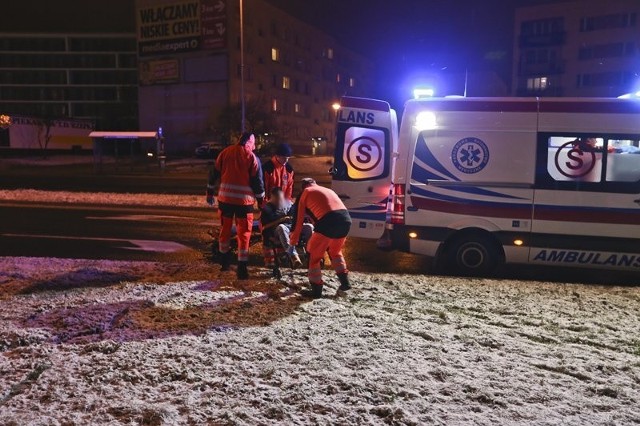 Wszystko wydarzyło się w sobotę, 3 lutego, wieczorem. Kierujący renault podczas jazdy najprawdopodobniej zasłabł i wypadł z drogi. Minął grupę ludzi na przystanku autobusowym i zatrzymał się przy drzewie.Kierujący renault jechał ul. Wyszyńskiego w kierunku ronda Jana Pawła II. W pewnym momencie rozpędzone auto wypadło z drogi. Renault wjechał na chodnik, minął przystanek autobusowy i zatrzymał się przy drzewie. Samochód minął grupę ludzi stojącą na przystanku i w jego okolicach.- Podbiegliśmy do auta. Drzwi były pozamykane. Kierowca w środku nie reagował na wołanie, nie ruszał się – opowiada nam świadek wydarzeń. Na miejsce została wezwana policja oraz pogotowie ratunkowe. Ludzie nie mogli dostać się do kierowcy w samochodzie.W końcu udało się otworzyć drzwi auta. Kierowcą zajęła się ekipa karetki pogotowia ratunkowego. Mężczyzna został przeniesiony na wózek i dowieziony do karetki. Był nieprzytomny. Odzyskiwał przytomność na chwilę i znowu ją stracił.Policjanci z zielonogórskiej drogówki zajęli się wyjaśnianiem przyczyn zdarzenia. – Nie było od kierowcy czuć zapachu alkoholu – mówili świadkowie zdarzenia. Kierowca powiedział, że spadł mu cukier. Możliwe, że z tego powodu zasłabł podczas jazdy. Na szczęście samochód nie potrącił nikogo na przystanku autobusowym ani na chodniku. Gdyby tak się stało, to doszłoby do tragedii.Przeczytaj też:  Kolejny napad rabunkowy w Zielonej Górze. Drugi w ciągu trzech dni. Czy w Zielonej Górze możemy czuć się bezpiecznie?Zobacz też wideo: KRYMINALNY CZWARTEK - Pościg za naćpanym kierowcą. 25-latek miał przy sobie narkotyki. Jechał skrajnie niebezpiecznie