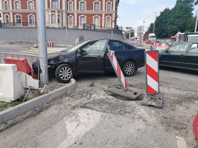 Z ustaleń "drogówki" wynika, iż kierujący toyotą rav4 nie ustąpił pierwszeństwa przejazdu i doprowadził do zderzenia z autem marki Volkswagen Jetta. Kierująca jettą kobieta trafiła do szpitala w Bydgoszczy