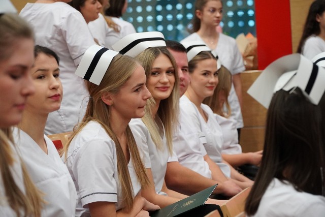 Ponad 200 pielęgniarek i niemal 80 położnych otrzymało białe czepki i symbolicznie dołączyło do zawodu. Uroczystość czepkowania odbyła się na Uniwersytecie Medycznym w Białymstoku.