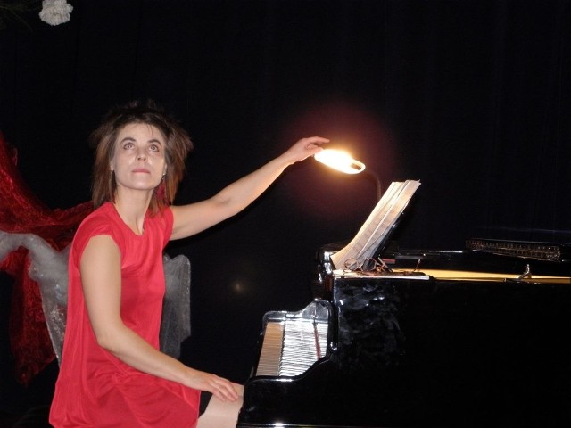 Basia Drążkowska podczas koncertu w auli starego ogólniaka