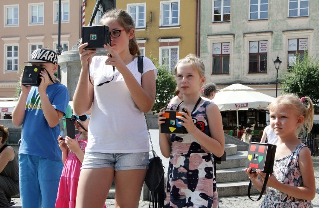 Jak co wakacyjny wtorek odbyły się warsztaty z grudziądzkimi muzealnikami "Zrób to sam". Tym razem dzieci wykonały zdjęcie otworkowe "aparatami" wykonanymi na poprzednich zajęciach.  Zajęcia prowadziła Marta Bolek - Maszewska.