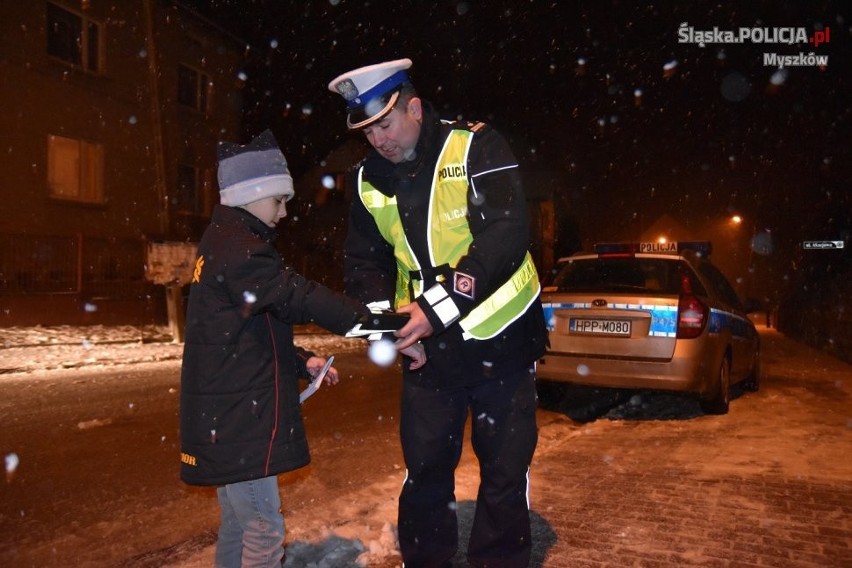 Po roratach policjanci wręczali opaski odblaskowe