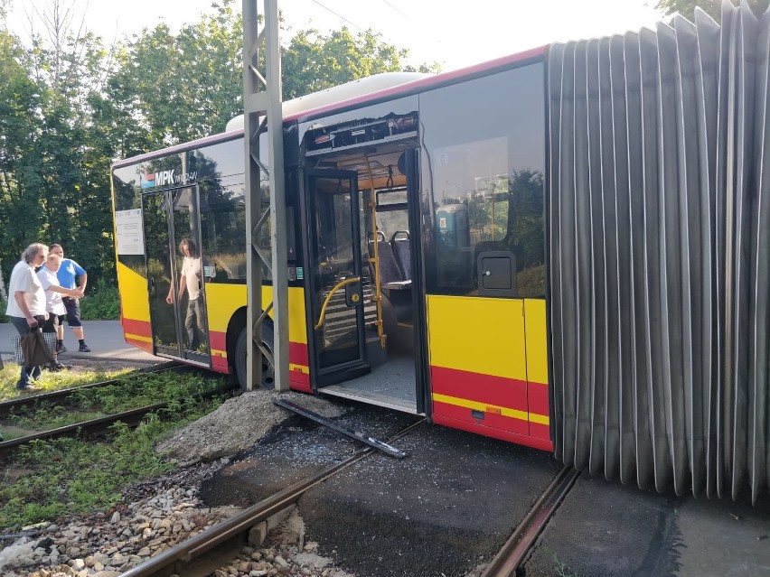 Wypadek autobusu MPK. Zahaczył o słup trakcji tramwajowej, duże utrudnienia (SPRAWDŹ)