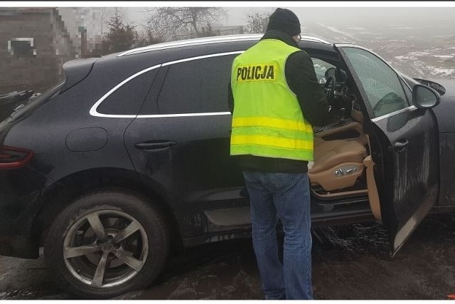 W garażu na jednej z posesji w gminie Chojnice zabezpieczono skradzione: porsche macan i peugeot 508 o łącznej wartości około pół miniona złotych! Zatrzymano 27 i 46-latka. Akcję, policjanci z Chojnic przeprowadzili we współpracy z funkcjonariuszami z Myślenic (woj. małopolskie). W "dziupli" znajdowały się też części z innych kradzionych pojazdów.Info z Polski - 25.01.2018