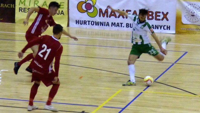 Maxfarbex Buskowianka Busko-Zdrój (bordowe stroje) przegrał sobotni mecz domowy z KS Futsal Polkowice 4:6.