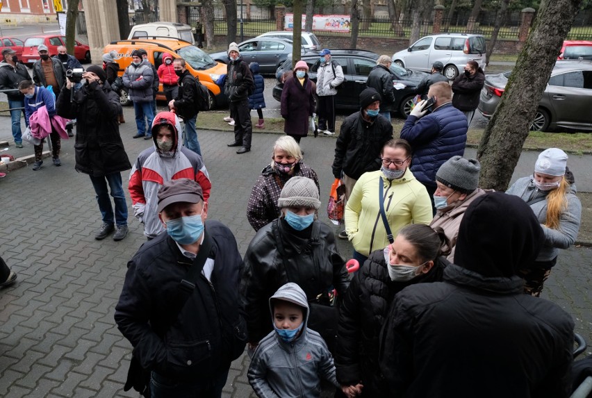 Członkowie fundacji Stacja 6 i wolontariusze rozdali...