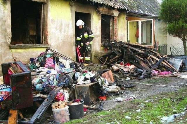 Przez wybuch butli gazowej w Łaszewie, dach nad głową straciły cztery rodziny.