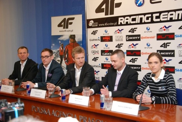 W czwartek w Warszawie odbyła się konferencja prasowa, podczas której przedstawiono nową drużynę kolarstwa MTS - 4F e-vive Racing Team. Na zdjęciu, od lewej: asystent trenera i dyrektora sportowego Zbigniew Piątek, Igor Klaja &#8211; prezes OTCE sp. z o. o., dyrektor sportowy oraz trener Andrzej Piątek, Paweł Kędzia &#8211; prezes E-Vive sp. z o. o., zawodniczka nowego teamu Paula Gorycka.