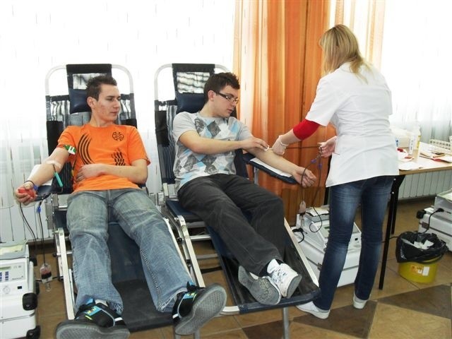 Uczniowie szkoły chętnie uczestniczyli w zbiórce. Łącznie zebrano 17 litrów krwi.