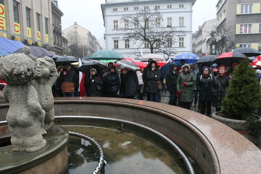 Manifestacja KOD w Bielsku-Białej w strugach deszczu [ZDJĘCIA]