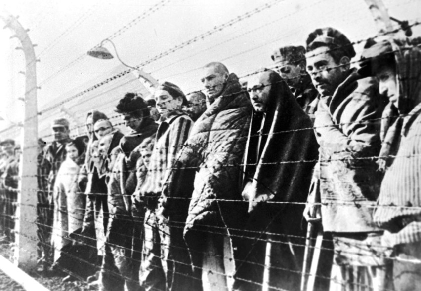 Więźniowie niemieckiego obozu zagłady w Auschwitz