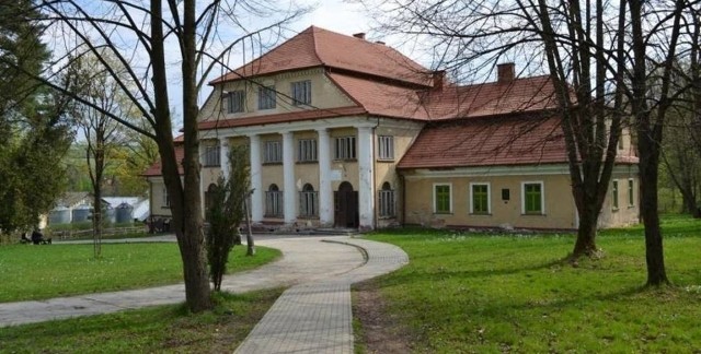 Pałac Kępińskich, zbudowany w latach 1827-1828, to jeden z najpiękniejszych zabytków w regionie.
