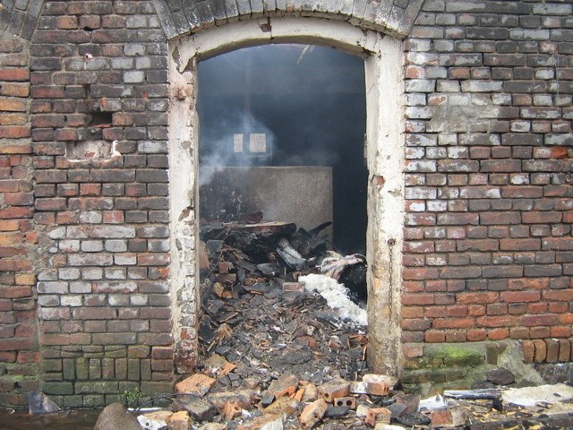 W stodole zawalił się dach i jedna ściana