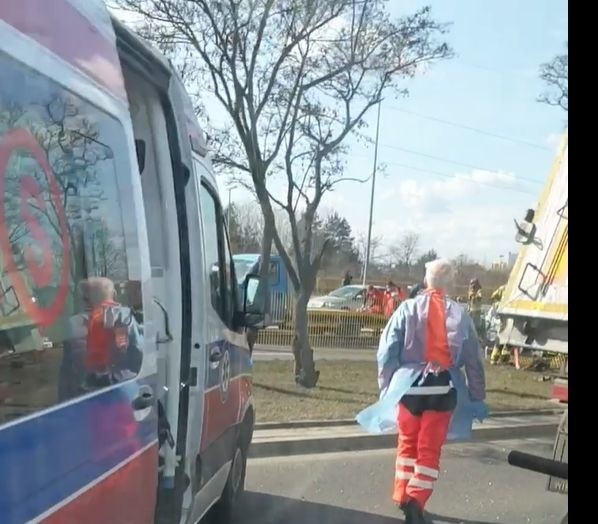 Białystok. Wypadek na Trasie Generalskiej na ul. Andersa. Zderzenie trzech pojazdów. Droga zablokowana [ZDJĘCIA]