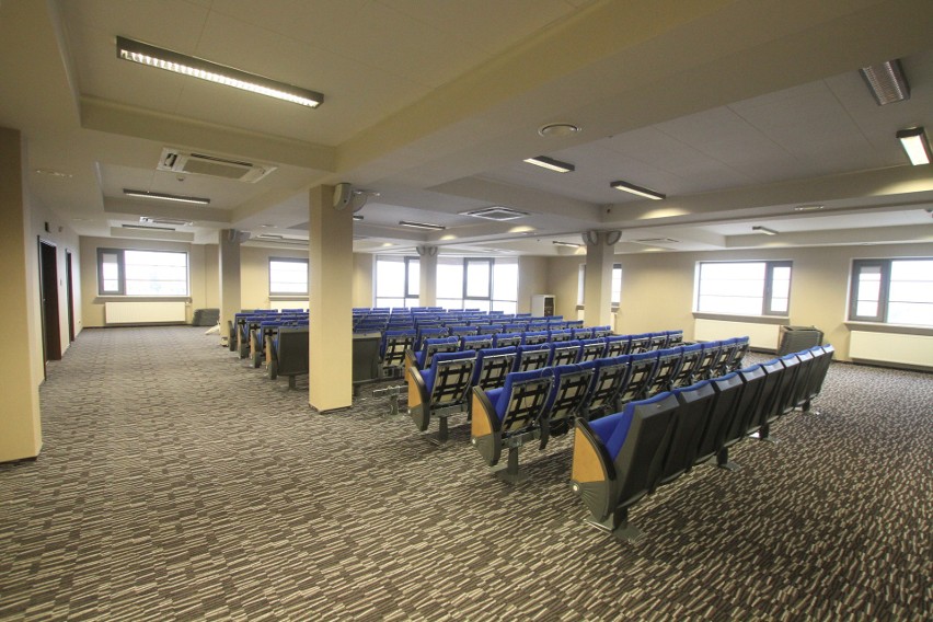 W dużej sali konferencyjnej już zamontowano fotele z...