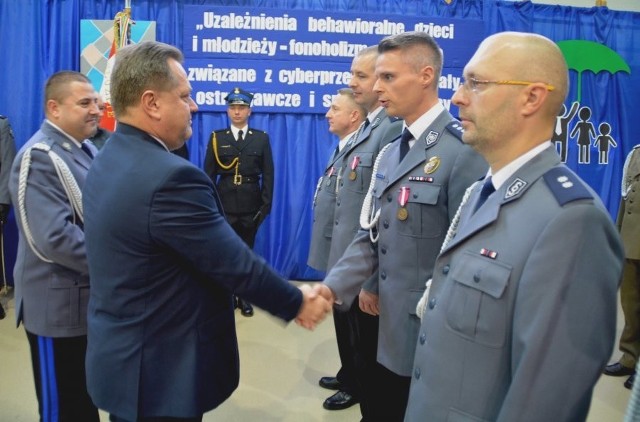 28 nowych policjantów ślubowało w poniedziałek „Strzec bezpieczeństwa państwa i jego obywateli nawet z narażeniem życia…”. Rotę ślubowania od nowych funkcjonariuszy przyjęli uczestniczący w uroczystości Sekretarz Stanu w Ministerstwie Spraw Wewnętrznych i Administracji Jarosław Zieliński oraz Komendant Wojewódzki Policji w Białymstoku nadinspektor Daniel Kołnierowicz. Ponadto, podczas uroczystości funkcjonariuszom Policji, Straży Granicznej i Straży Pożarnej wręczono odznaczenia państwowe i odznaki resortowe.