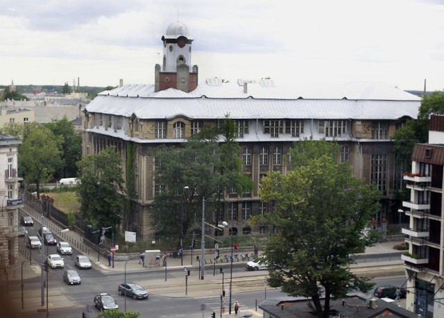 Gmach powstał w 1905 r. jako siedziba Niemieckiego Gimnazjum Reformowanego. Sąd Apelacyjny kupił go od Uniwersytetu Łodzkiego w 2014 r.