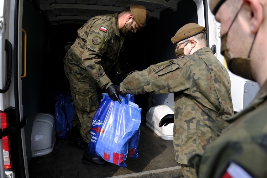 Toruń. Wojska Obrony Terytorialnej dostarczaja paczki wielkanocne do seniorów z województwa kujawsko-pomorskiego. Są tam też maseczki