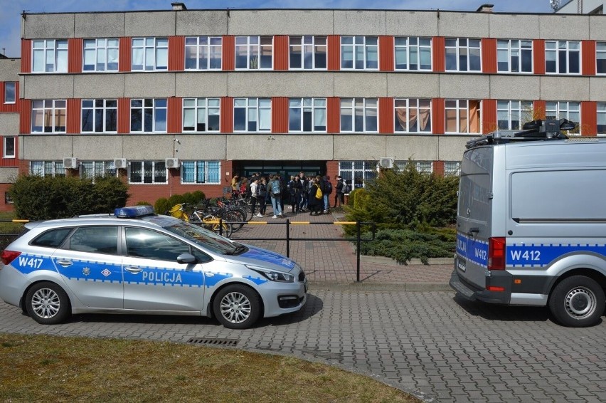 Policja interweniowała w goleniowskim liceum. Uczeń z nożem!