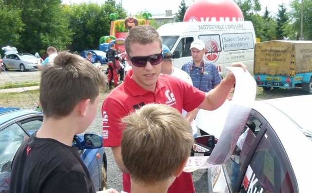 Mariusz Nowowcień, radomski kierowca rajdowy, startujący w barwach Huzar Rally Team rozdawał autografy i odpowiadał na pytania kibiców