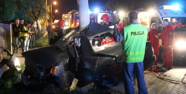 Przez blisko 40 minut strażacy uwalniali zakleszczonych w kompletnie zgniecionym samochodzie ludzi.