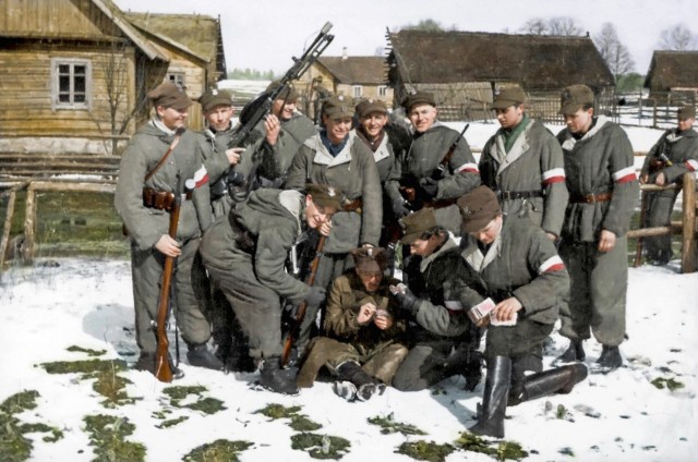 Żołnierzom „Szczerbca” po akcji w Nowych Trokach (30 marca 1944 r.), po raz pierwszy  wypłacono żołd. Otrzymali należność w zdobycznych ostmarkach