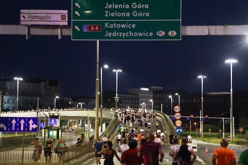 Nocny półmaraton na ulicach Wrocławia. Bardzo popularny bieg...