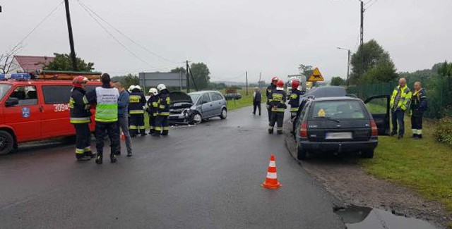 Do zderzenia opla i forda doszło w środę, 26 lipca, na trasie Tarnowo - Lubiszyn. Sąd rozstrzygnie kto zawinił. Kierowca forda dodatkowo odpowie za złamanie sądowego zakazu prowadzenia.