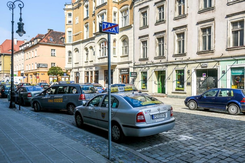 Na ulicy Wielkiej taksówki blokują dojazd dostawcom. Na...