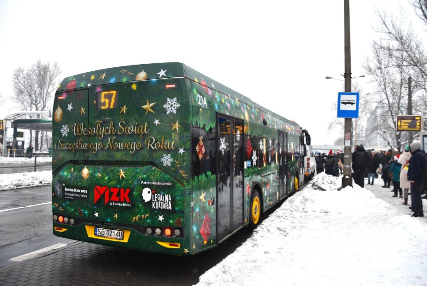 Przejazd inauguracyjny świątecznego autobusu MZK w...