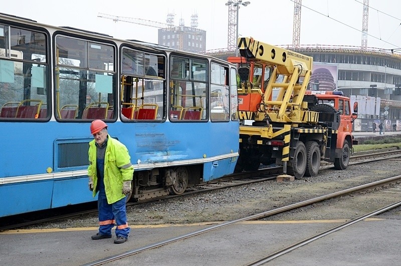 Wrocław: Wykolejenie tramwaju na pl. Dominikańskim (FOTO, OBJAZDY)