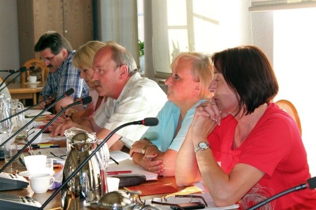 Teresa Szopa (od prawej), Zofia Habasz i Norbert Cedzich z mniejszości chcą przeprowadzenie konsultacji społecznych. Pod wnioskiem podpisał się także Henryk Rudner oraz Józef Kachel.