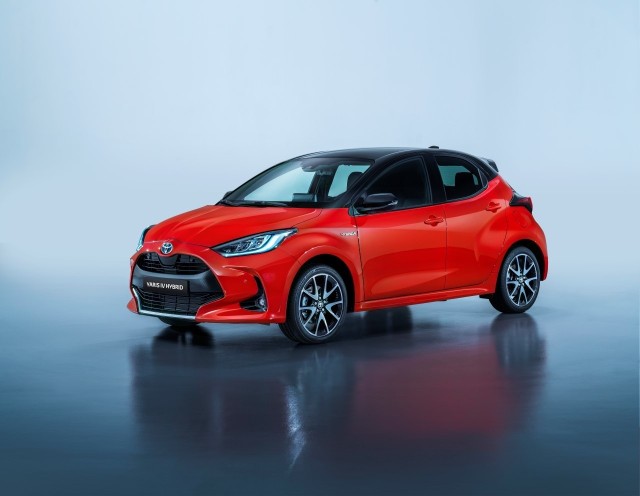 Toyota Yaris To pierwszy samochód segmentu B został zaprojektowany w technologii Toyota New Global Architecture (TNGA). Jego konstrukcja opiera się na nowej platformie GA-B, zaś źródłem napędu jest zastosowany po raz pierwszy układ hybrydowy 4. generacji z 3-cylindrowym silnikiem, również opracowany w technologii TNGA.Fot. Toyota