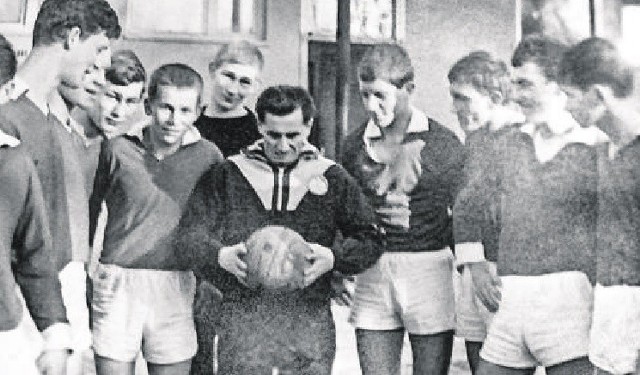 Rok 1965. Od lewej: Mirosław Kowalewski, Bolesław Burgraf, Stefan Włodarczyk, Roman Skórko, Gerard Cieślik, Mirosław Siebieńcow, Mirosław Justek, Piotr Mimiec oraz Jerzy Konopski.