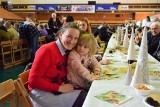 Wigilia miejska dla mieszkańców Tarnobrzega. Przy stołach ze świątecznymi potrawami spotkało się kilkaset osób. Zdjęcia z uroczystości  