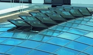 Systemy świetlików i przeszkleń dachowych firmy Schüco dają architektom możliwość kreowania niepowtarzalnych, jasnych przestrzeni