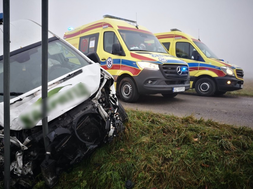 Zderzenie dwóch samochodów w Łące koło Rzeszowa. Zmarła 51-latka kierująca samochodem osobowym [ZDJĘCIA]