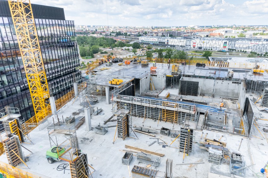 Rozbudowuje się kolejny budynek Nowego Rynku na poznańskiej...