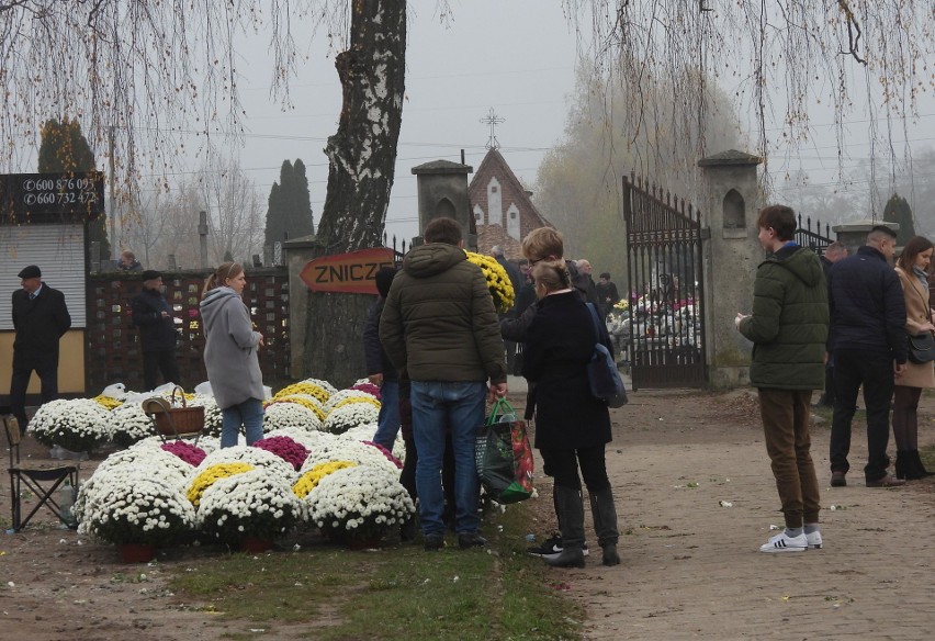 Dzień Wszystkich Świętych na cmentarzu parafialnym w Małkini Górnej. 1.11. 2022. Zdjęcia
