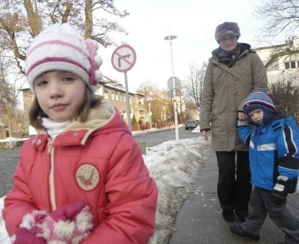 - Posłałam dzieci do przedszkola nie tylko ze względu na swoją pracę - mówi Monika Ślusarczyk, mama Pauliny i Maćka. - Tam mają okazję bawić się z innymi dziećmi i dużo więcej nauczyć, niż jakby były w domu.