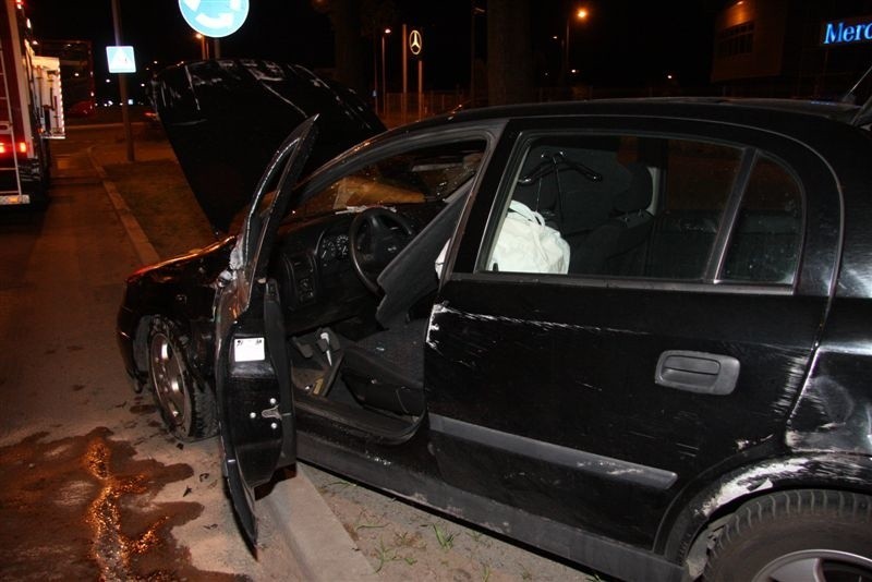 Opole: Auto uderzylo w latarnie. Do zdarzenia doszlo na...