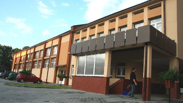 Przy Publicznym Gimnazjum nr 2 im. S. Konarskiego w Jarosławiu zbudowano nowoczesną salę gimnastyczną.